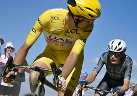 Tadej Pogacar observa a Jonas Vingegaard en un momento de la etapa de ayer en el Tour de Francia.