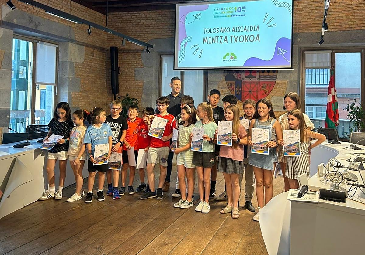 El alcalde, con los escolares del Consejo de la Infancia participantes en el programa 'Haurren Hiria'.