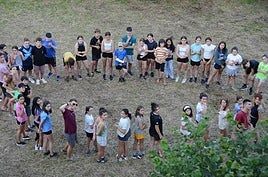 Larraulen bildu dira lehenengo txandan parte hartuko duten gazteak.