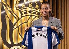 María Valle posa en Anoeta como nueva jugadora de la Real