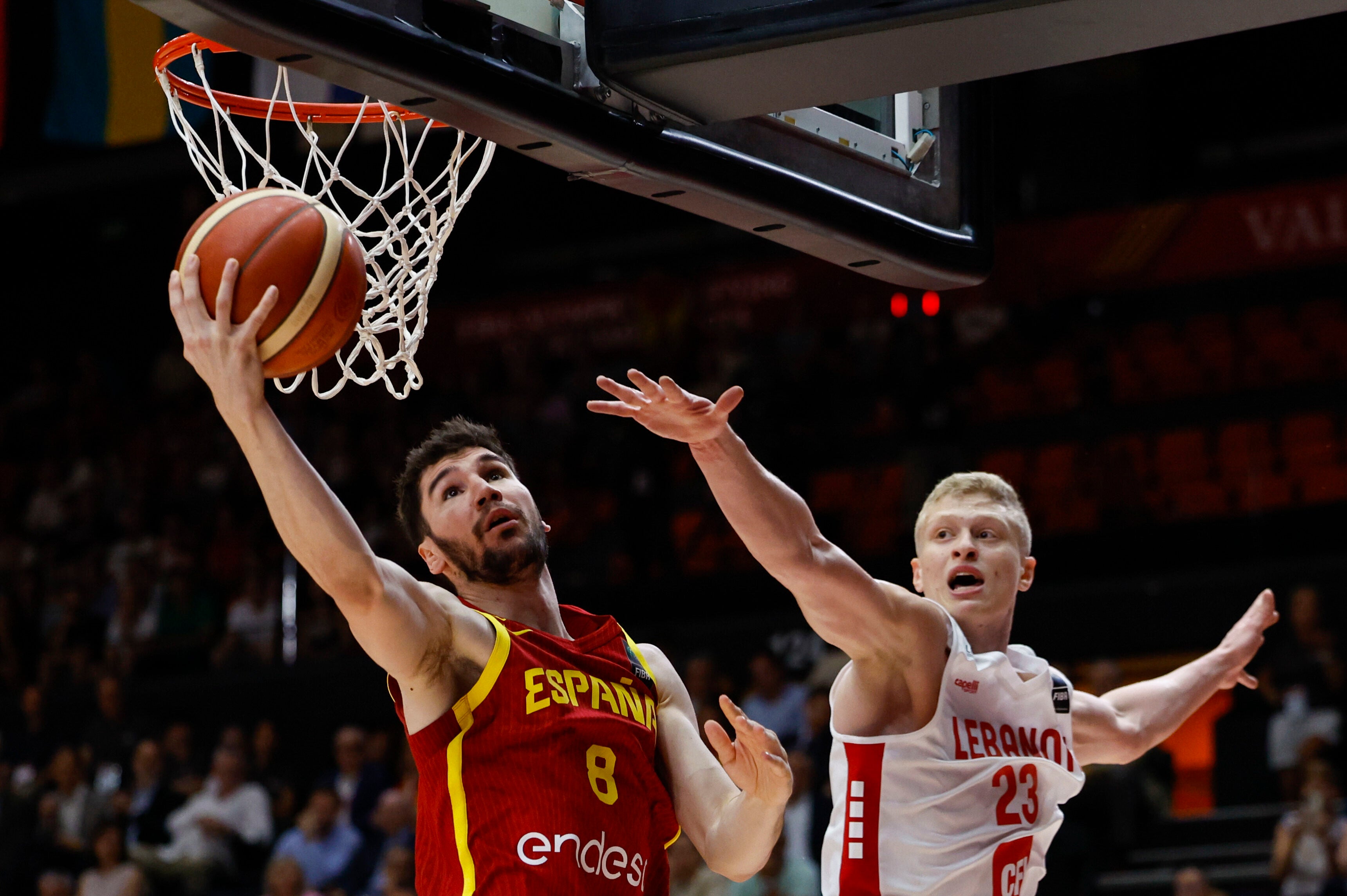 Dario Brizuela trata de encestar ante Khayat durante el preolímpico en Valencia.