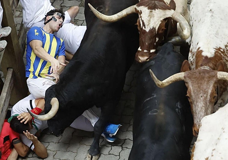 El 'mozo de la máscara', como se le ha bautizado en televisión, ha estado a punto ser corneado por un toro en el Callejón.