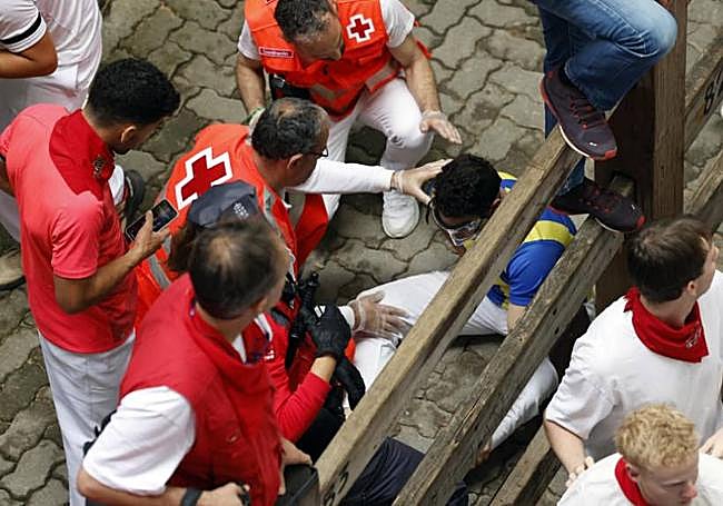 Los servicios de emergencias atienden al mozo después del susto.