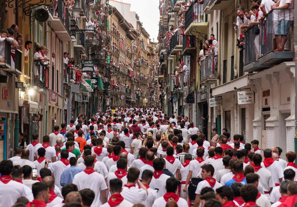 Corredores antes del encierro en las fiestas de San Fermín de Pamplona.