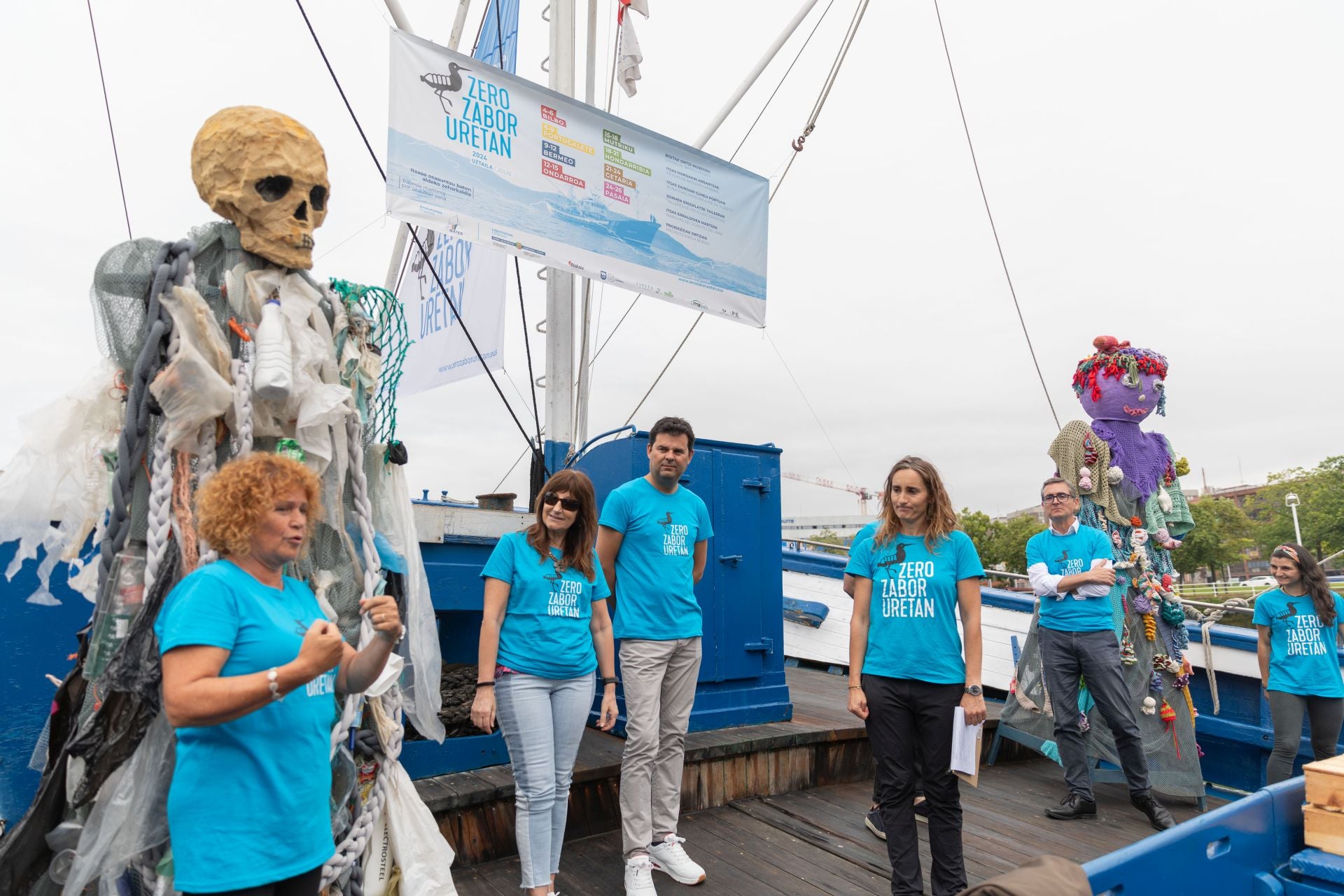 Matter Ontzi Museoko kideak eta kanpaina honen harira sortu diren bi erraldoiak