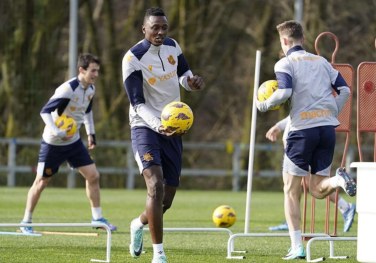 Sadiq, con un balón en la mano,durante un entrenamiento enZubieta.