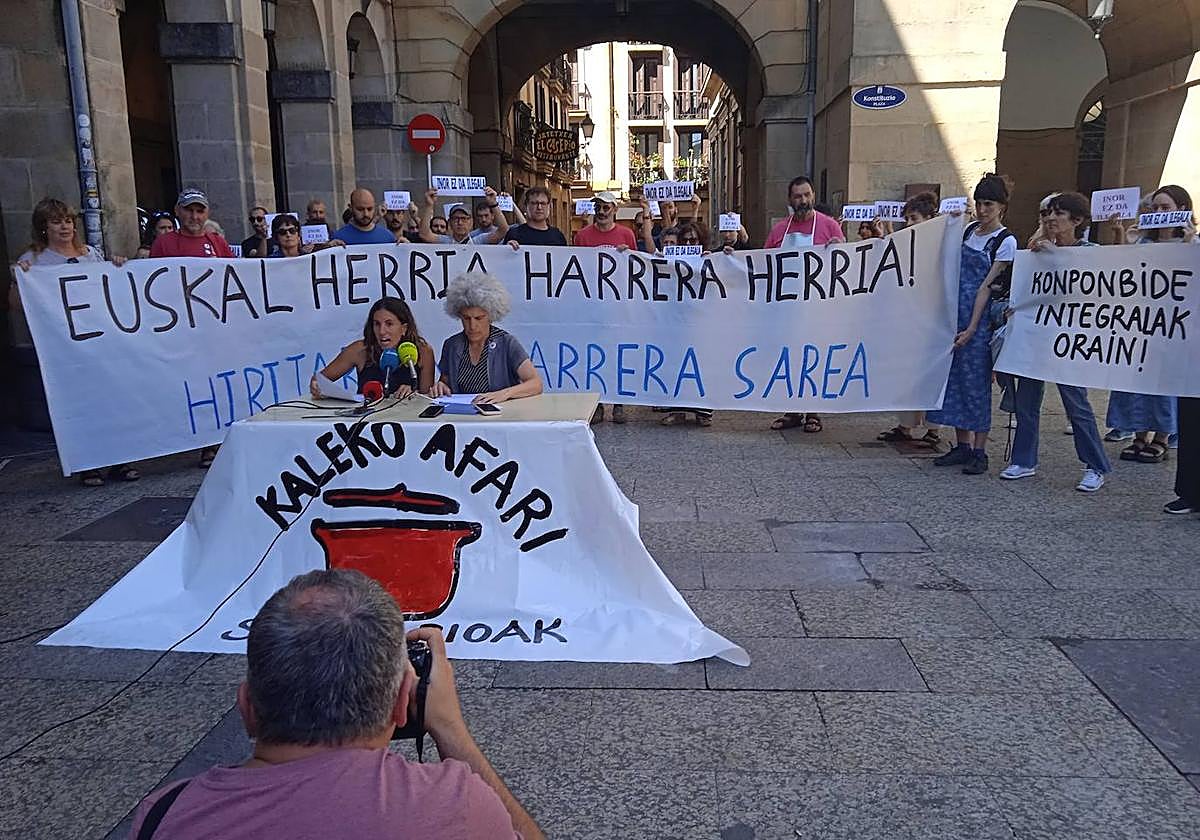 Un momento de la rueda de prensa ofrecida en la plaza de la Constitución de Donostia.