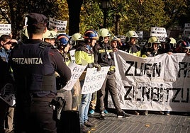 Protesta de los bomberos frente en la Plaza Gipuzkoa en 2022, por las «irregularidades» en la OPE.