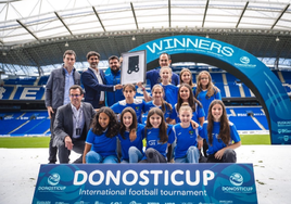 El equipo de categoría G12 del Tolosa, ganadoras del premio al 'fair play' en la Donosti Cup