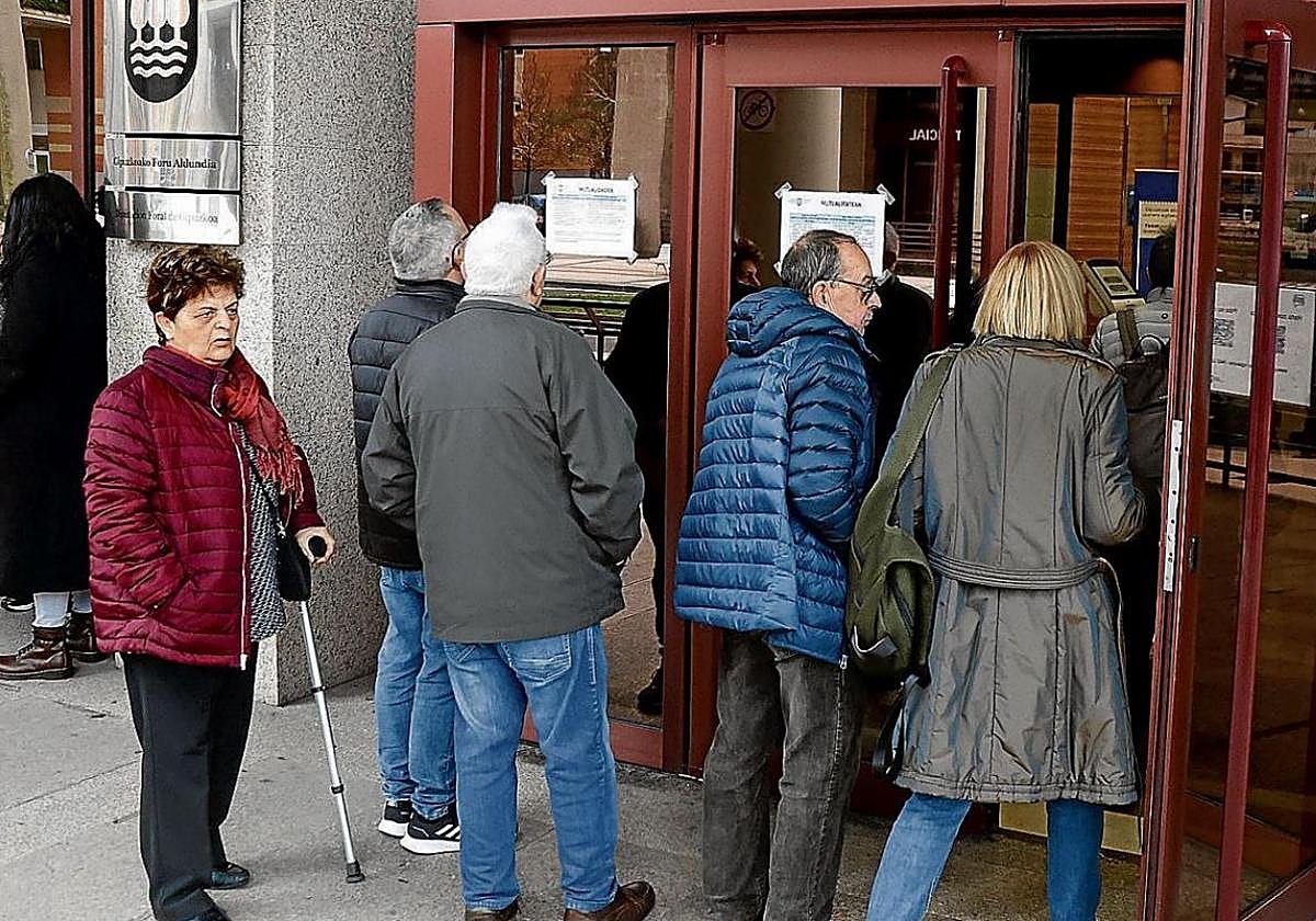 Un grupo de pensionistas accede a las oficinas de la Hacienda de Gipuzkoa para presentar la reclamación y exigir la devolución en el IRPF.