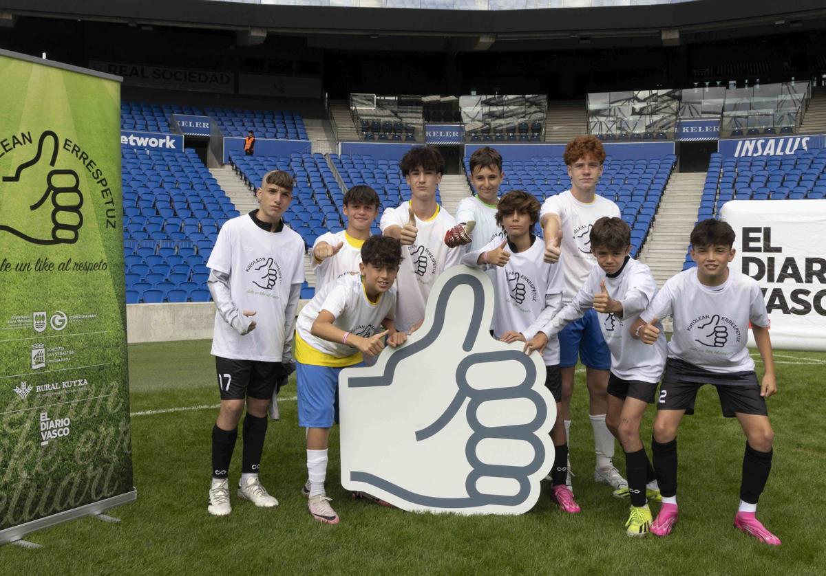 Jugadores de un equipo practicante de la Donosti Cup alzan el pulgar, símbolo de Kirolean Errespetuz.