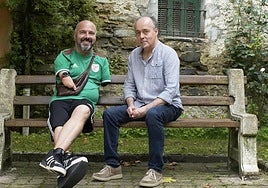 Mariano Garmendia y Álex, víctimas de la Talidomida, en Legorreta.