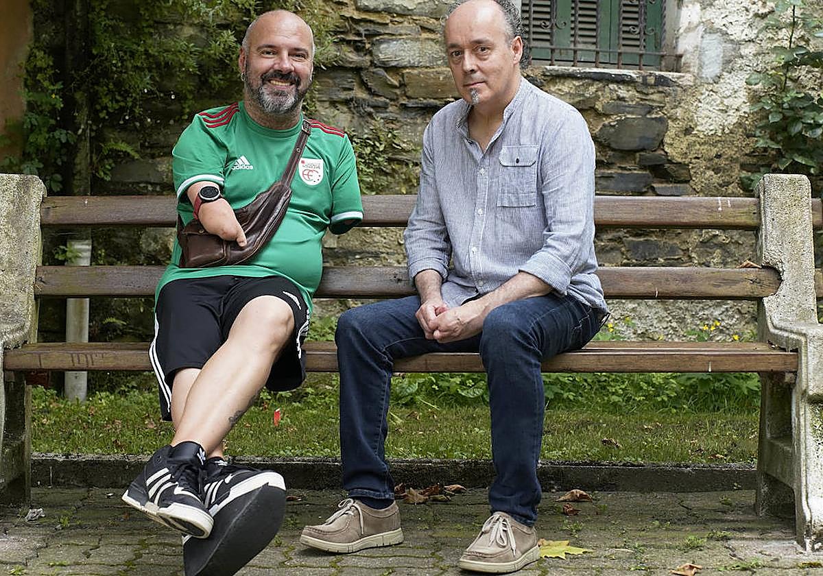 Mariano Garmendia y Álex, víctimas de la Talidomida, en Legorreta.