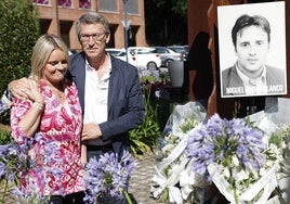 María del Mar Blanco y Alberto Núñez Feijóo en Ermua frente a la fotografía de Miguel Ángel Blanco.