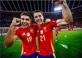 Martin Zubimendi y Mikel Oyarzabal celebran el pase de la selección española a la final de la Eurocopa.