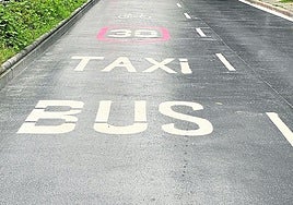 J. J. Eguibar escribe: «En aplicación de la Ordenanza de Movilidad municipal, las motos no pueden circular por carriles reservados salvo que así lo indique. Si no pone 'Moto' se comete una infracción grave. Acaban de pintar estos carriles de la Avenida y nada dice de las motos, aunque se les permite el paso. Dejen de confundir a los usuarios y apliquen su propia normativa vigente».