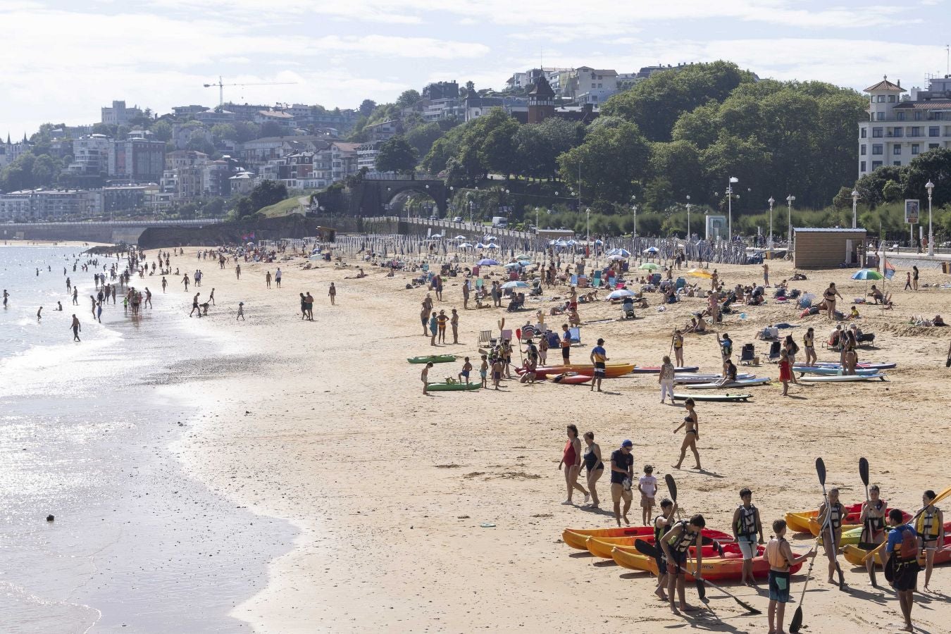Miércoles de sol, playa y chiringuito en la costa guipuzcoana