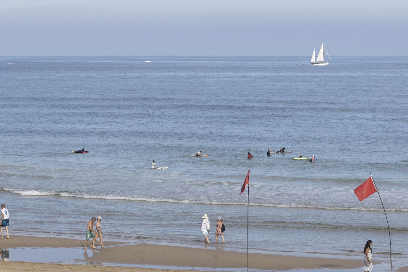 Miércoles de sol, playa y chiringuito en la costa guipuzcoana