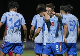 Beñat Turrientes celebra un gol con la selección.