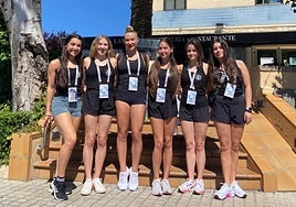 Las gimnastas del Club Ipurua Naia Arrazua, Haizeder Arguiz, Nahia Arguiz, Indira del Pino, Naroa Alonso y Maialen Apraiz posan cerca del hotel en el que se hospedaban.