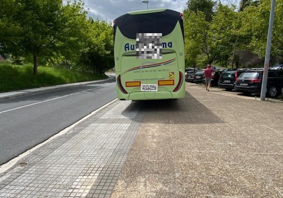 Fútbol sí, autobús encima de la acera no