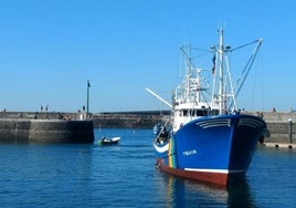 El 'Mater', accediendo al puerto de Mutriku en el verano del 2022.