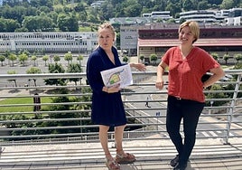 La alcaldesa Maider Morras y la concejal de urbanismo Garazi Etxeberria, ayer en la presentación.