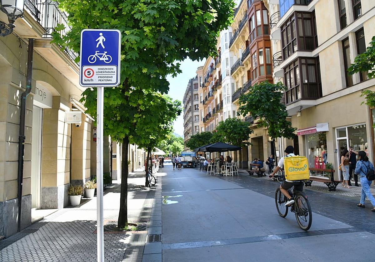 Los ciclistas pueden circular por la calle San Marcial, pero a velocidad reducida y respetando la prioridad peatonal.