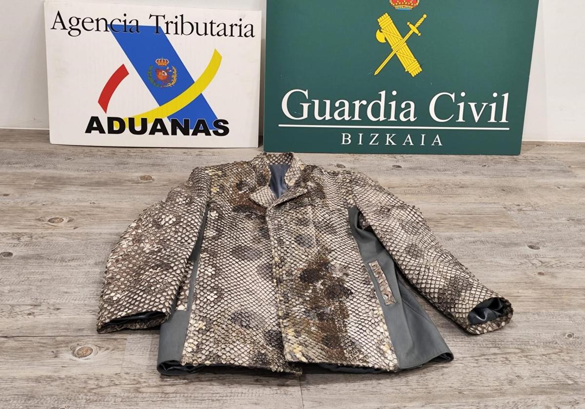 Imagen de la chaqueta de piel de anaconda que portaba el pasajero.