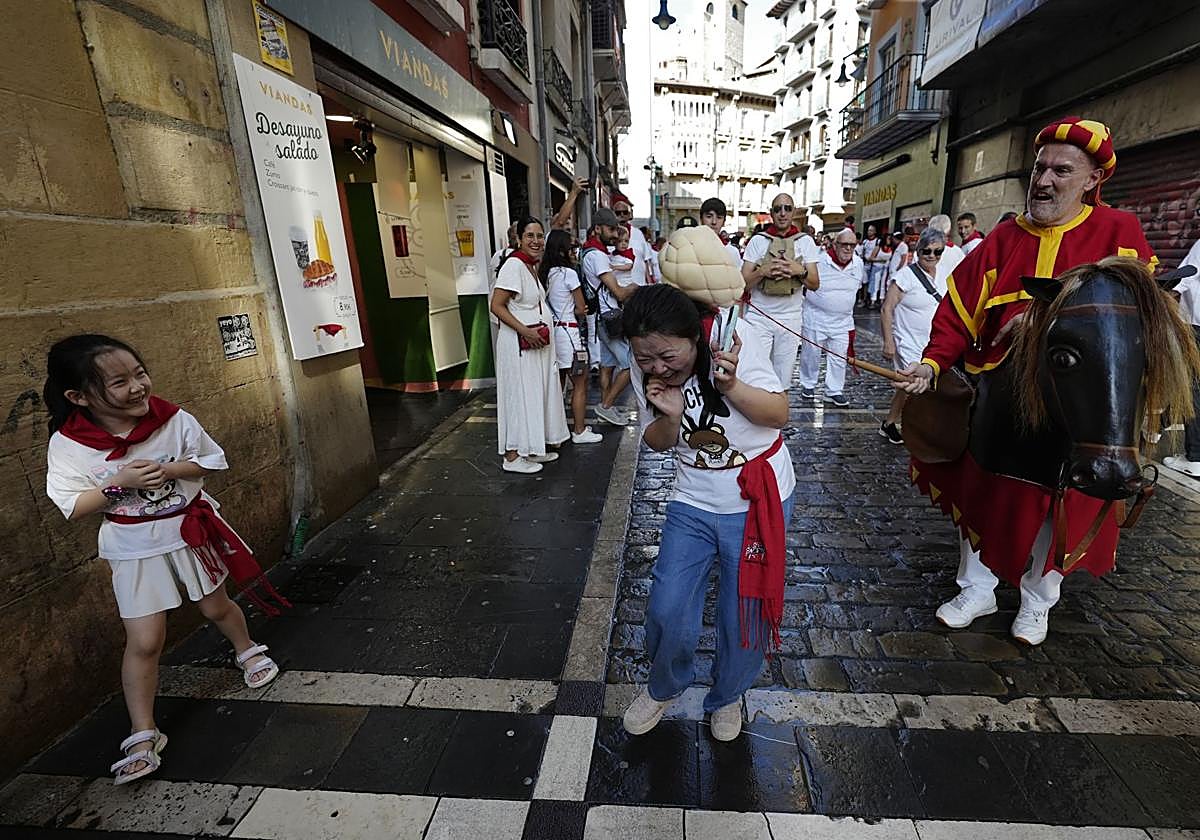 Los zaldikos, compañeros de Caravinagre, en acción por las calles de Pamplona.