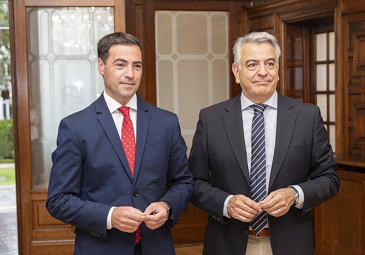 El lehendakari Pradales y Javier De Andrés antes de su reunión