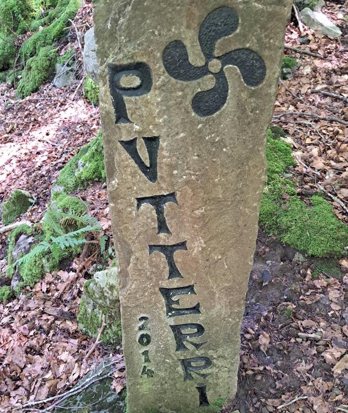 Imagen secundaria 2 - Entrada a la cueva de Mari en el parque natural de Aralar (1). Buzón de Puttarri (2). Piedra indicativa de la cima junto a un cruce de caminos (3).