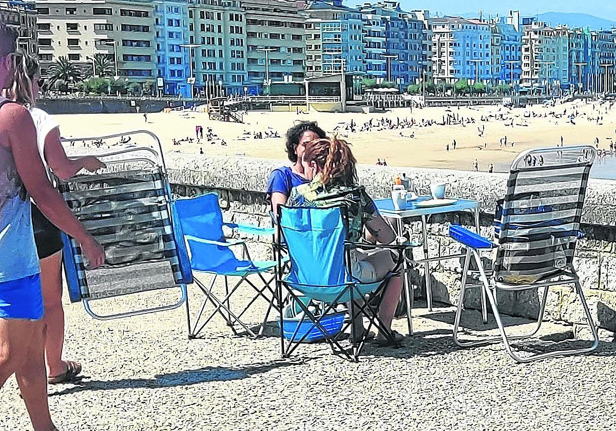 Antonio escribe: «¡Buen hamaiketako se debieron pegar estas personas! Las vistas para ellos, inmejorables, pero no las que se ven de estos turistas utilizando la primera línea del muro de Sagüés. Me parece que hay que tener mucho descaro para actuar así. No sé si se lo permitirían en su ciudad»..