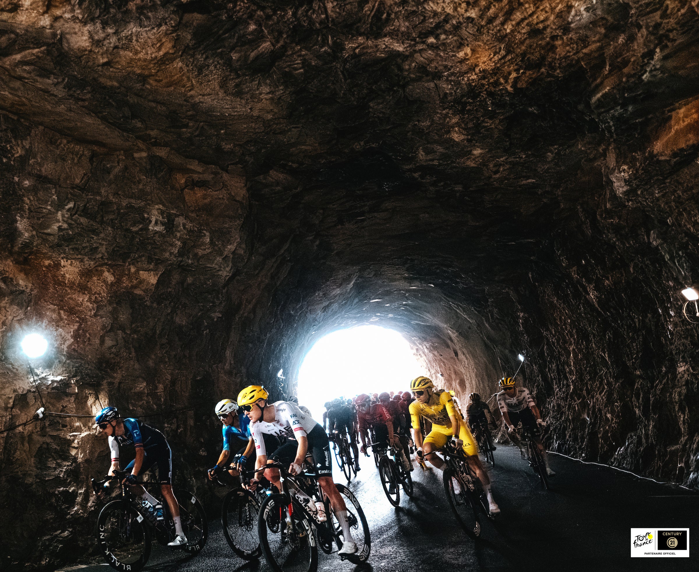 El pelotón atraviesa un túnel.