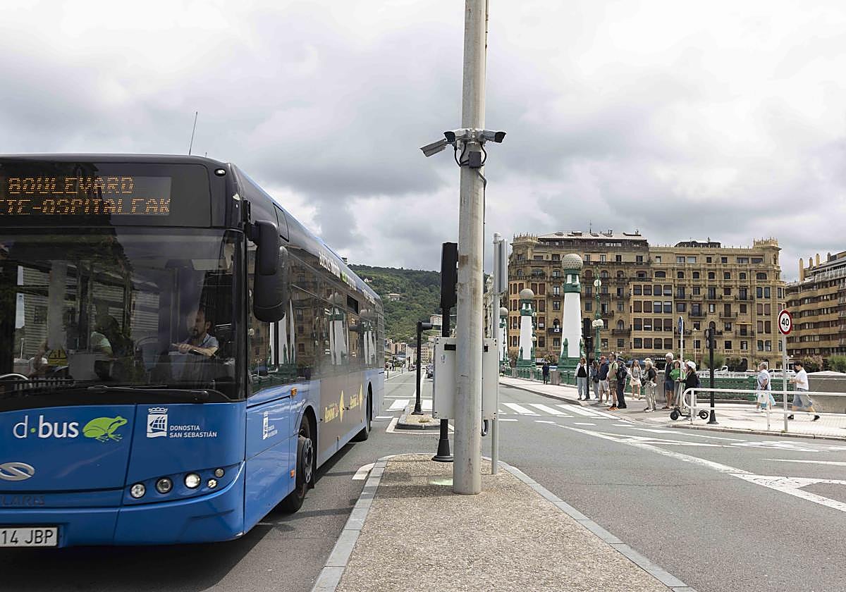 Cámaras identificadoras de matrículas en la calle Reina Regente, a la salida del puente Zurriola.