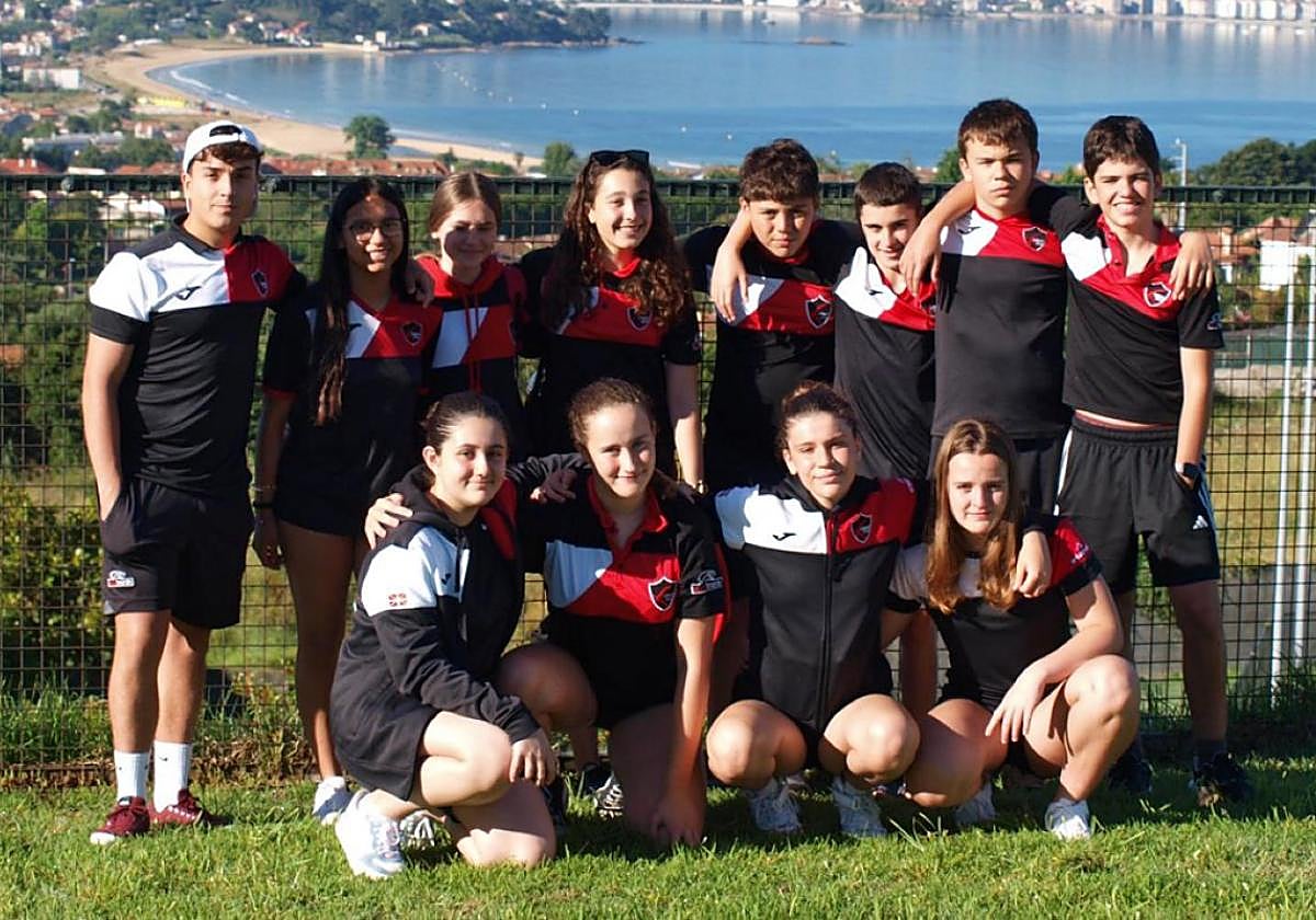 Plantilla del infantil mixto Urbat Beltza, en Vigo.