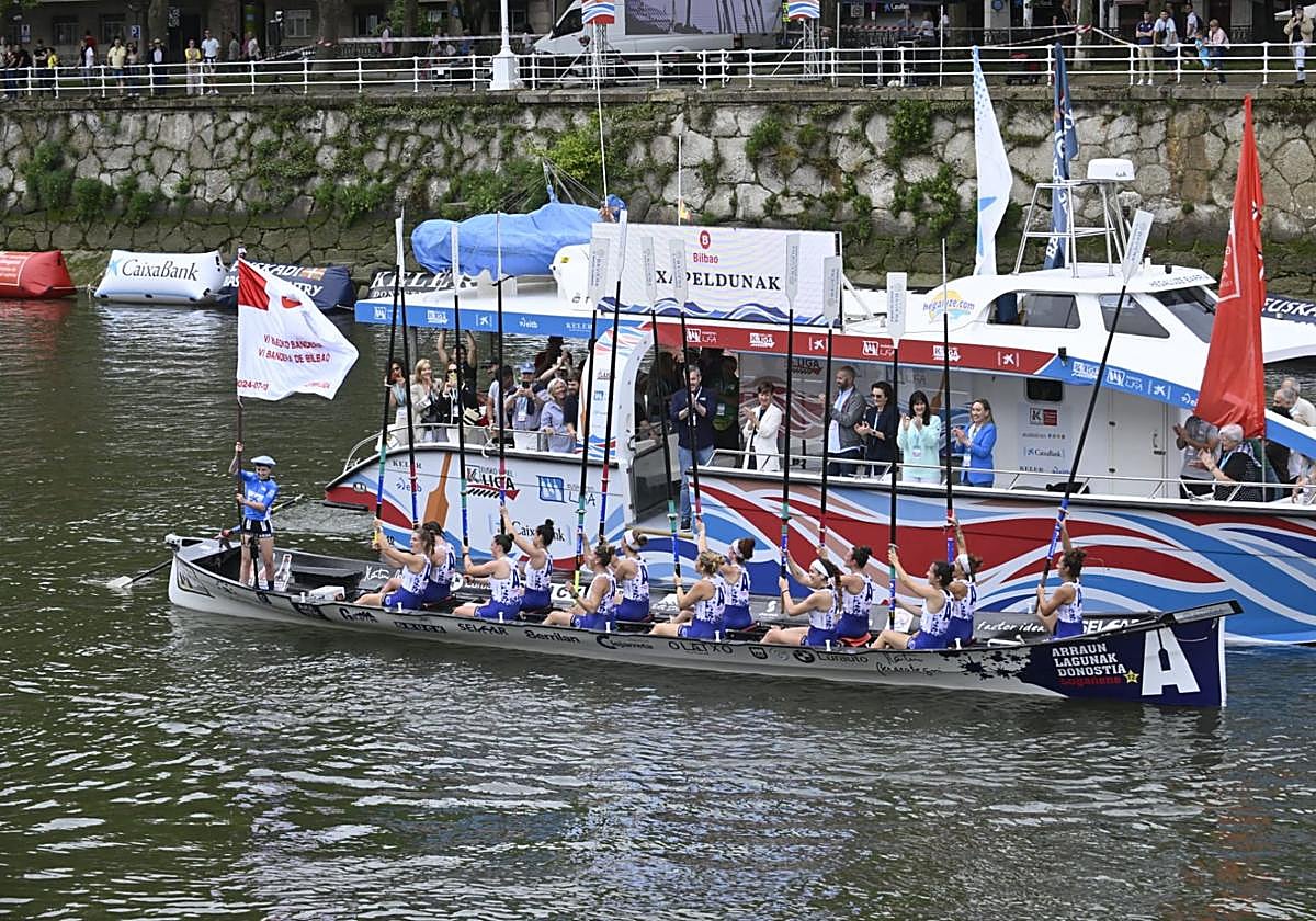 La remeras de Arraun celebran la bandera conseguida en Bilbao.