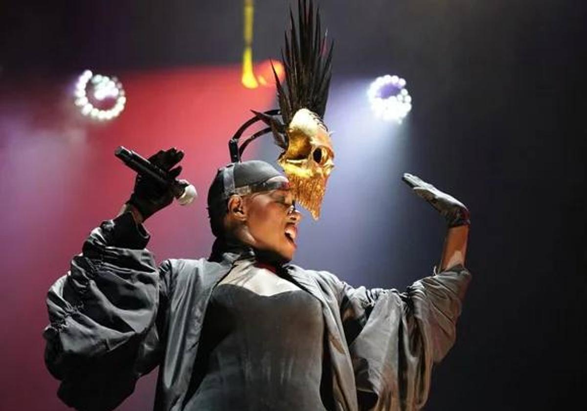 Grace Jones, con la máscara que lució al inicio del concierto. Ignacio Pérez