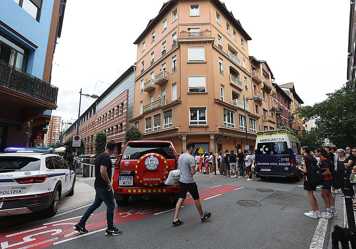 Muchos vecinos se han acercado hasta el lugar de los hechos.