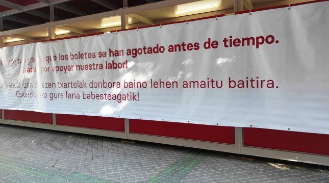 Cartel colocado en la Tómbola de Pamplona este viernes, 12 de julio, anunciando la venta de todos los boletos tres días antes de finalizar la campaña.