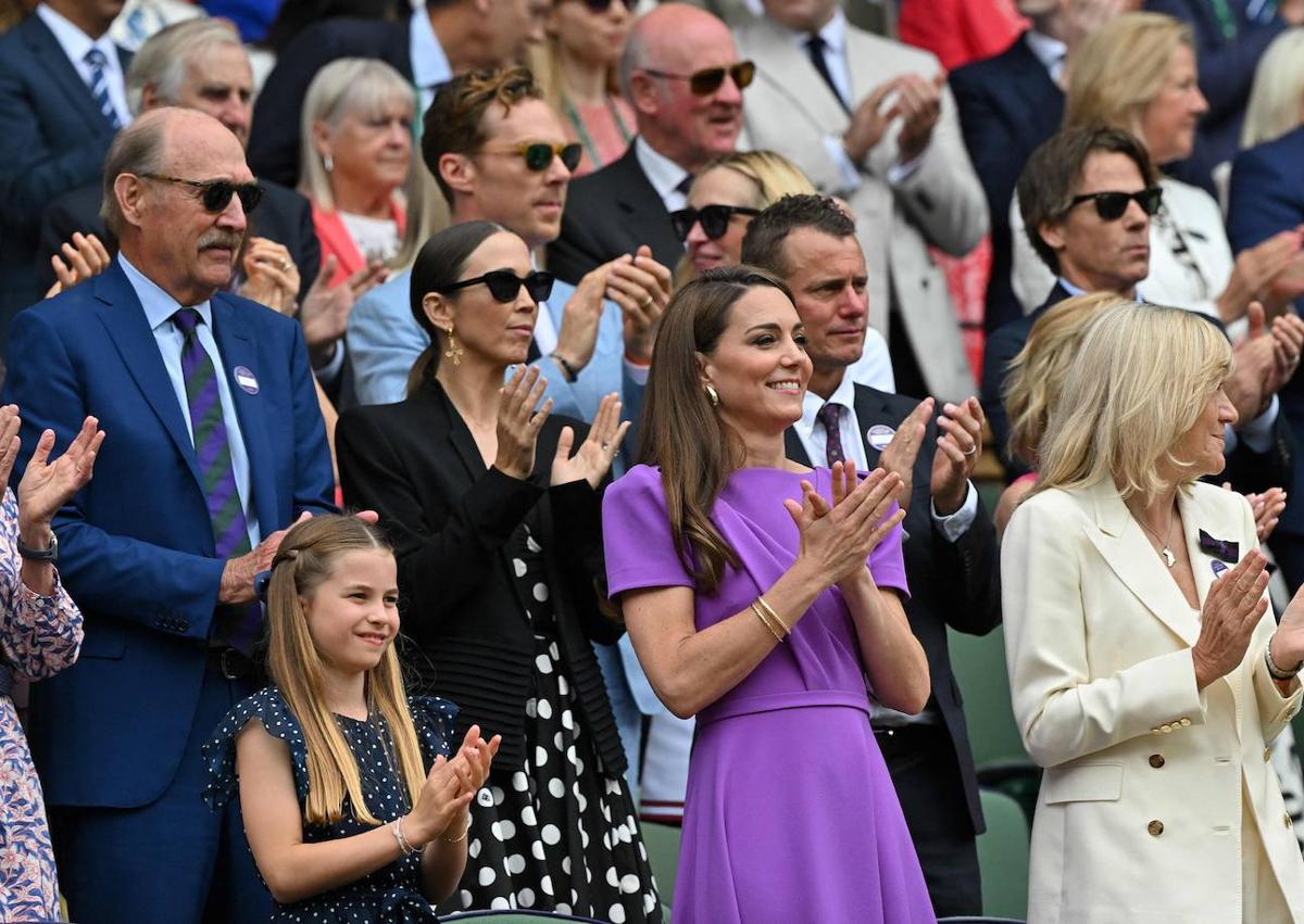 Imagen secundaria 1 - Kate Middleton recibe una cerrada ovación en su reaparición en la final de Wimbledon