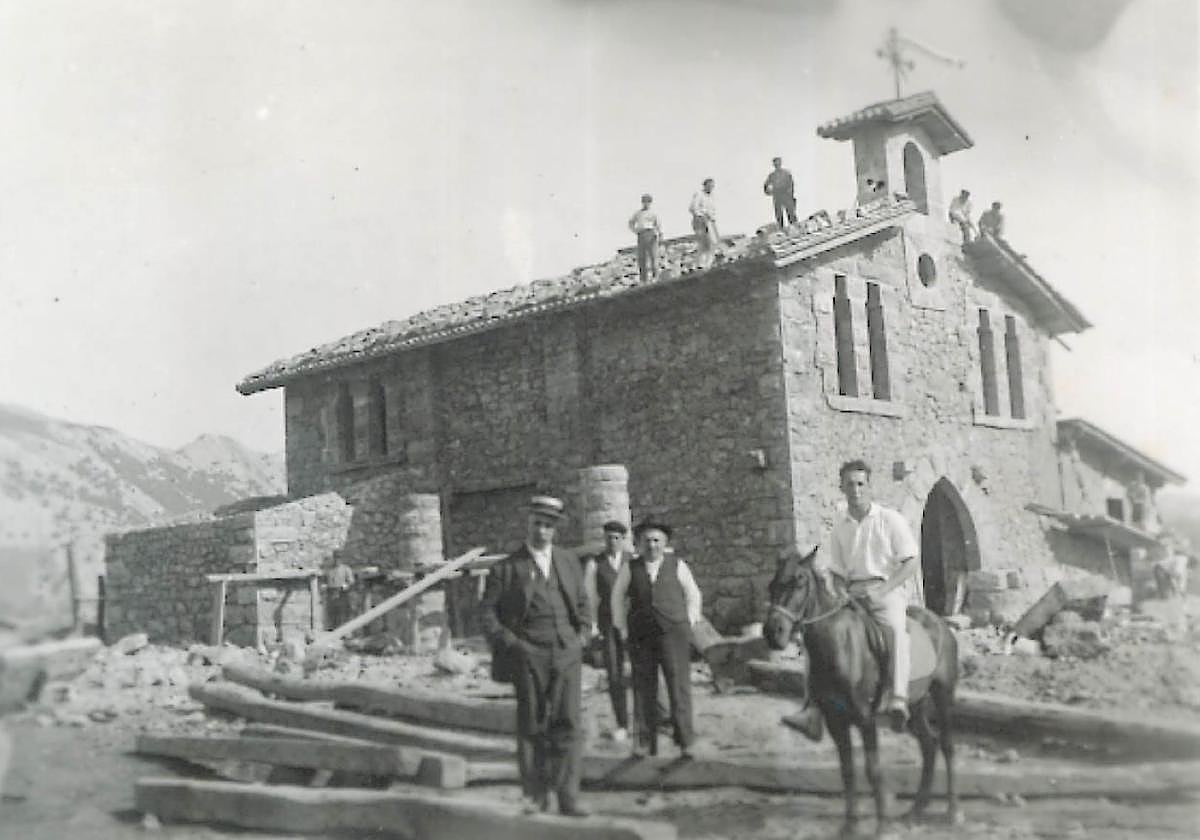 Fotografía antigua de la construcción de la ermitade Urbia.
