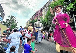 Las seis parejas de gigantes procedentes de diferentes localidades de Euskadi, Navarra y Burgos desfilaron por el centro del pueblo.