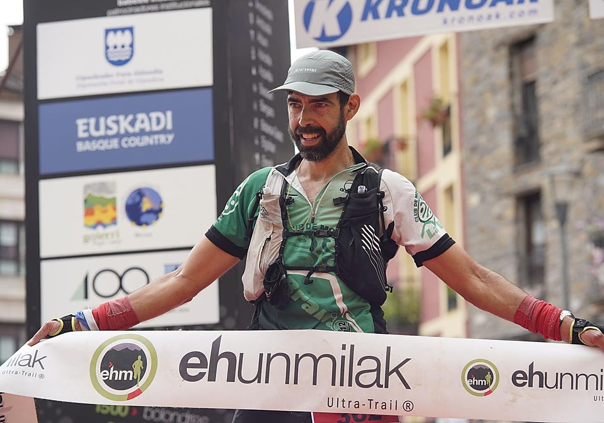 Fidel Fernández cruza la línea de meta.