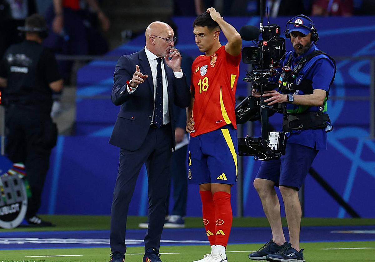 Zubimendi recibe instrucciones de Luis de la Fuente.