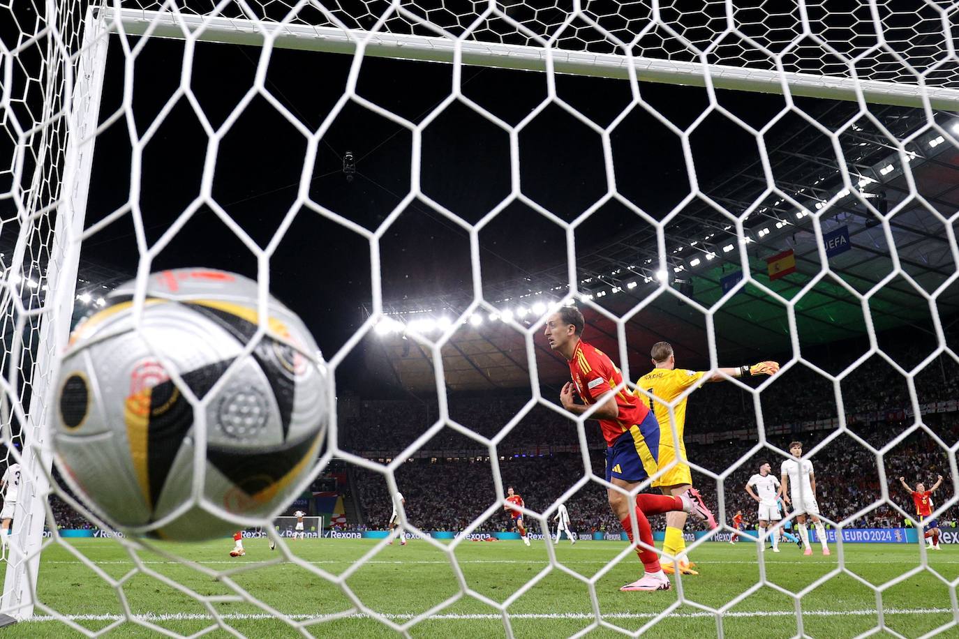 El histórico gol de Mikel Oyarzabal fotograma a fotograma