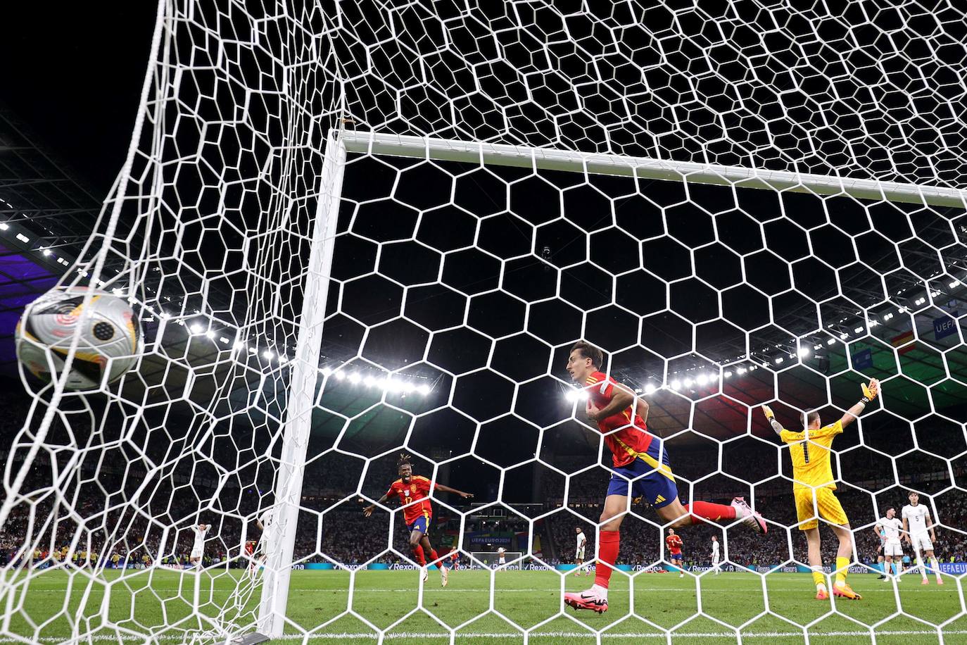 El histórico gol de Mikel Oyarzabal fotograma a fotograma