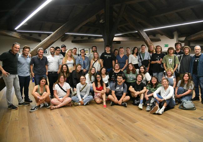 Los 32 jóvenes posan juntos en el interior de la Torre de Olaso.