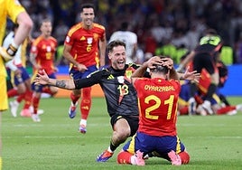Héroe. Mikel Merino y Álex Remiro corren a abrazar a Mikel Oyarzabal tras el pitido final..