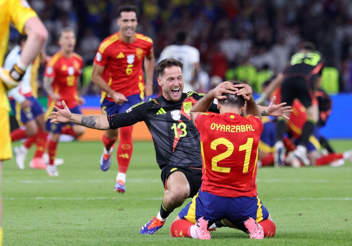 Héroe. Mikel Merino y Álex Remiro corren a abrazar a Mikel Oyarzabal tras el pitido final..